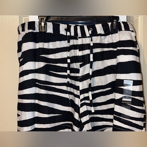 Zebra Print Linen Shorts - Picture 3 of 4